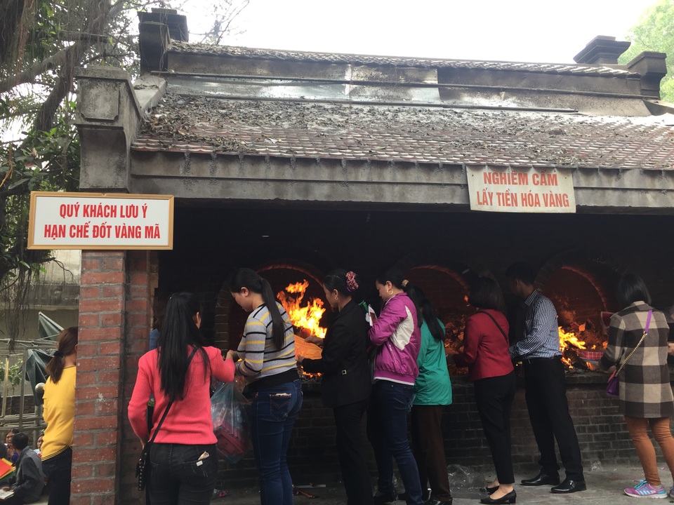 Hàng vạn người chen chân "vay tiền" ở Đền Bà Chúa Kho - 5
Chen nhau đốt tiền thật, vay tiền ảo