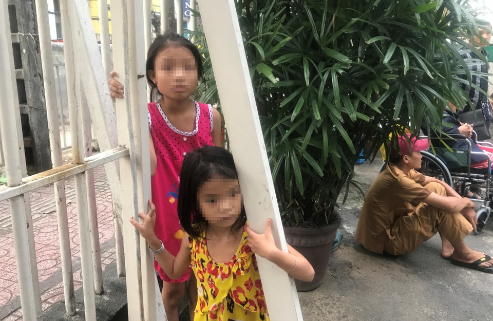 
Hai đứa con gái nhỏ của chị Diễm thẫn thờ trước Khoa cấp cứu bệnh viện Chợ Rẫy. Từ bây giờ, chúng đã vĩnh viễn mất mẹ.

