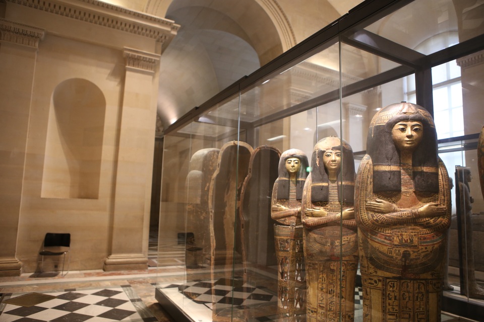 
Các quan tài trong khu vực trưng bày Ai Cập cổ
