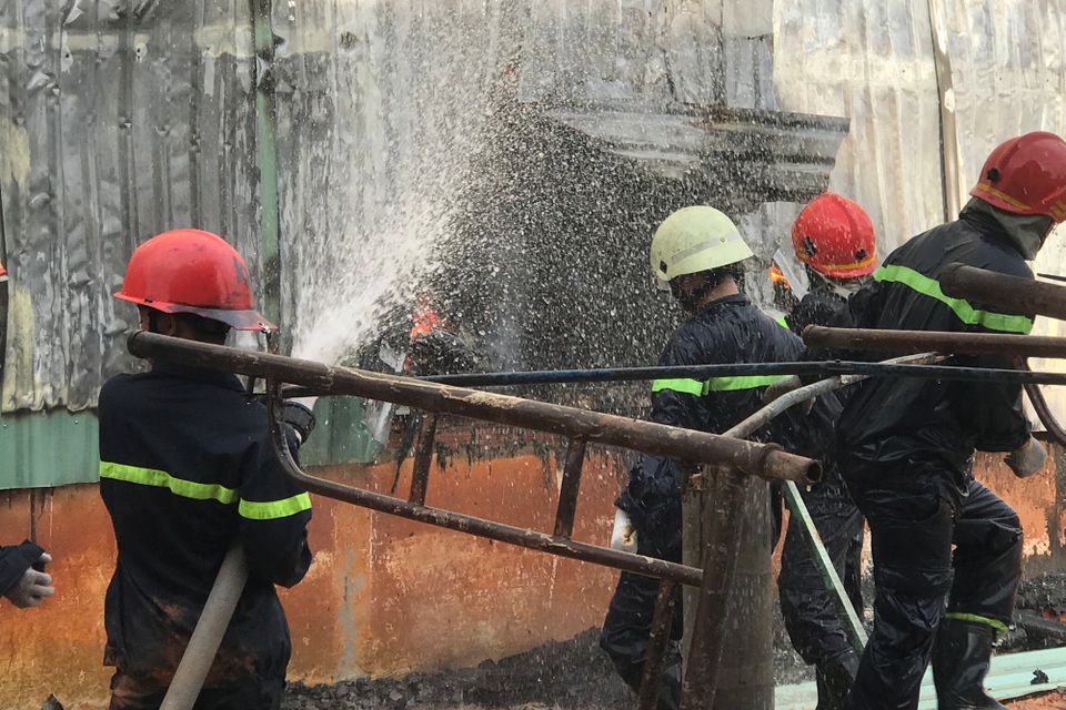Cháy dữ dội kho phế liệu rộng 500 m2 giữa khu dân cư - 4
Lính cứu hoả nỗ lực tìm mọi cách tiếp cận để khống chế đám cháy.