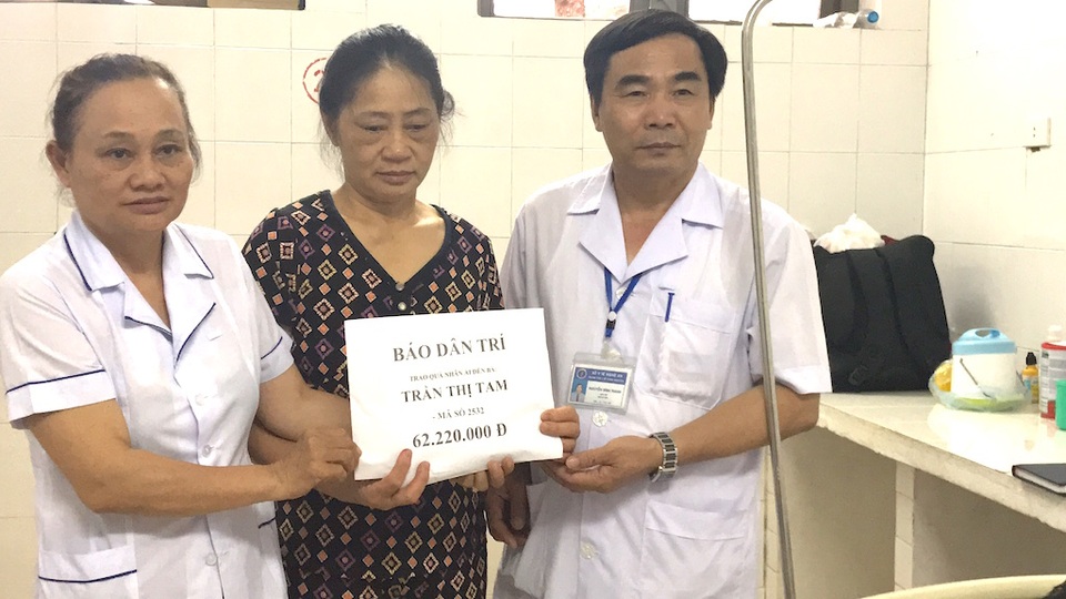 Giám đốc TTYT Hưng Nguyên BS chuyên khoa 2 Nguyễn Đình Thanh đã tiếp nhận và trao số tiền 62.220.000 ₫ của bạn đọc Báo Dân trí ủng hộ em Lê Tiến Đạt.