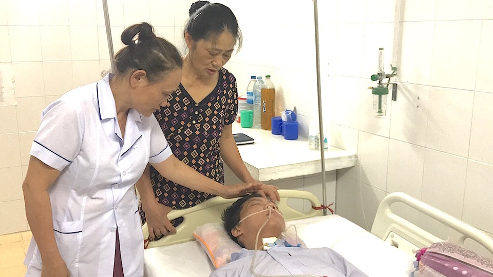 Đạt và mẹ đã nằm điều trị tại BVĐK Hưng Nguyên đã hơn 3 tháng nay.