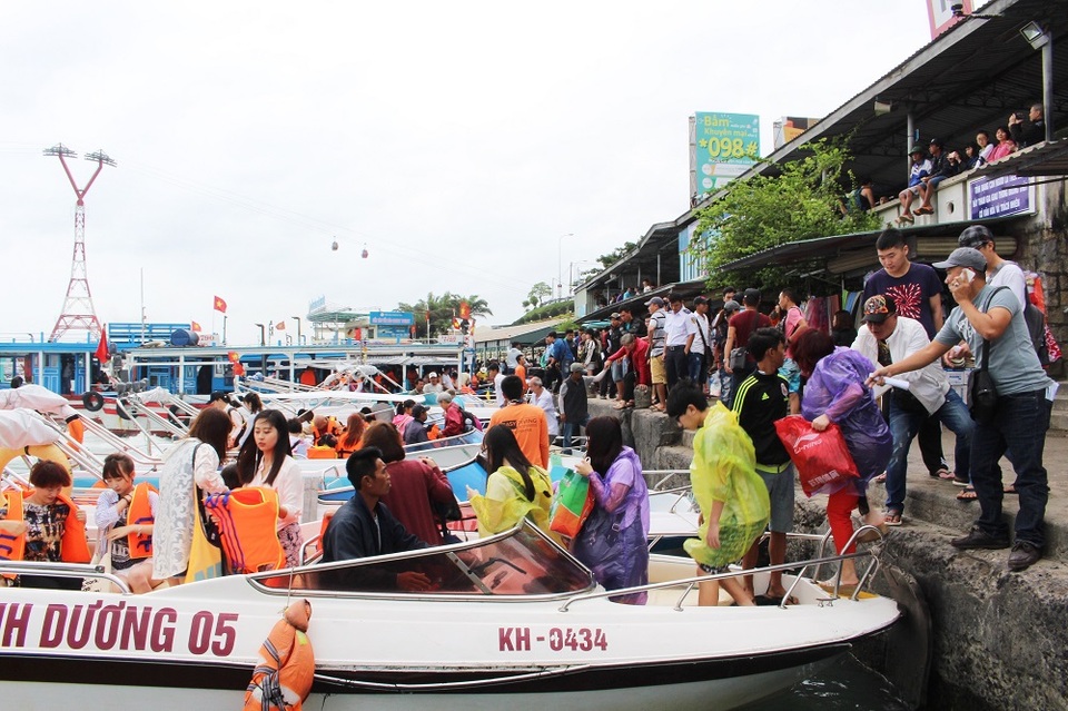 Nha Trang: Sẵn sàng đón du khách “xông đất” dịp Tết Đinh Dậu - 2 Trong dịp Tết Đinh Dậu, Nha Trang cũng đón một lượng lớn khách Trung Quốc