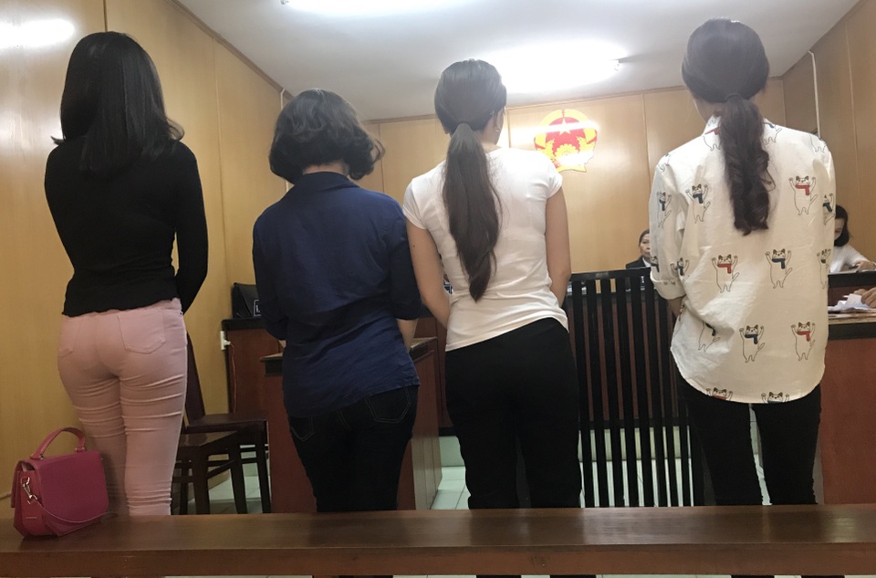 Các bị cáo nghe tòa tuyên án.