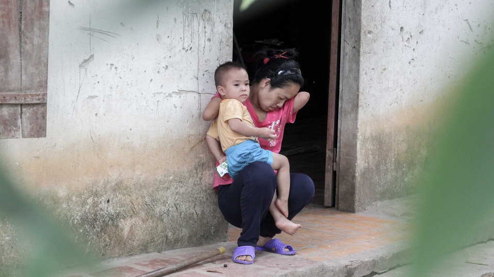 Người mẹ cụt tay chăm con bằng chân khiến bao người rơi lệ - 3 Bé Minh Khôi - 2 tuổi là món quà lớn nhất mà ông trời dành tặng chị. Ảnh: Toàn Vũ