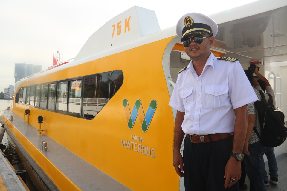 Cận cảnh tàu buýt đầu tiên của Sài Gòn vừa hạ thủy - 5 Trang phục của thuyền trưởng lái tàu buýt.
