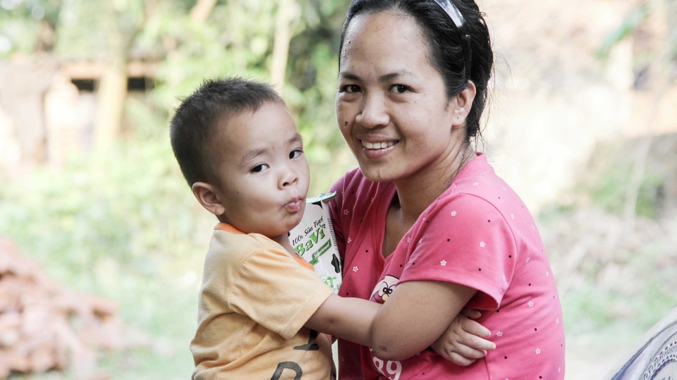 Người mẹ cụt tay chăm con bằng chân khiến bao người rơi lệ - 8 Cuộc sống dù còn nhiều vất vả song căn nhà vẫn luôn rộn rã tiếng cười. Ảnh: Toàn Vũ