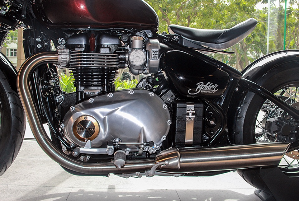 Triumph Motorcycles chính thức có mặt tại Việt Nam - 1
Triumph nổi tiếng với sự bảo thủ trong thiết kế, ngay cả bộ phun nhiên liệu điện tử cũng nằm trong bộ dạng của bình xăng con (chế hoà khí)
