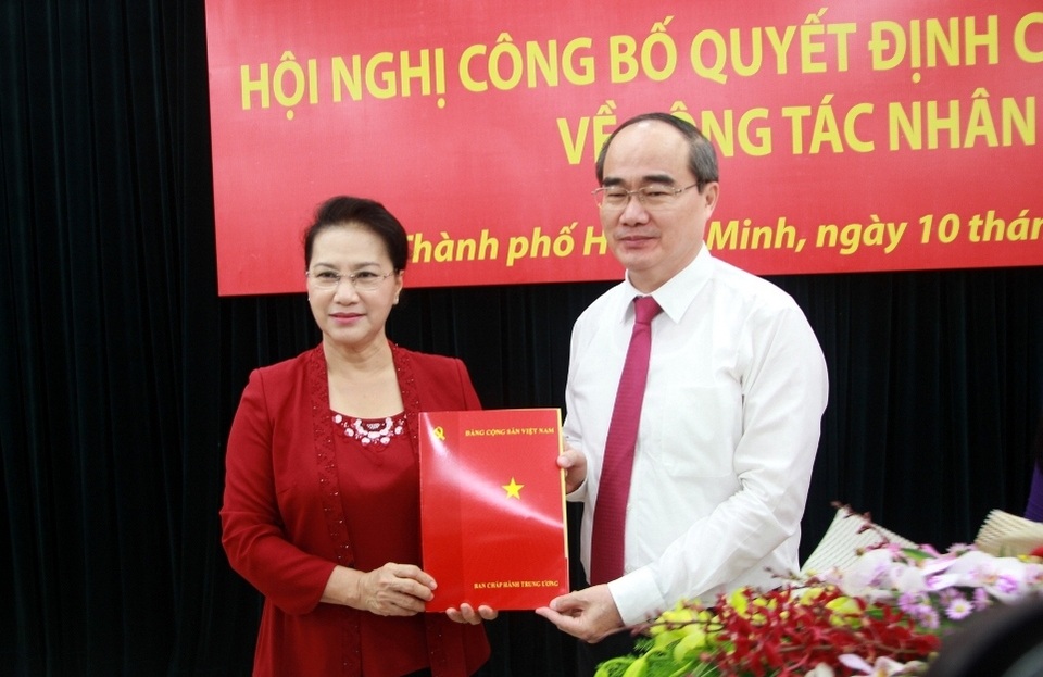 Tân Bí thư Nguyễn Thiện Nhân: Công chức phải biết nghe dân - 1
Chủ tịch Quốc hội Nguyễn Thị Kim Ngân trao quyết định phân công cho ông Nguyễn Thiện Nhân.