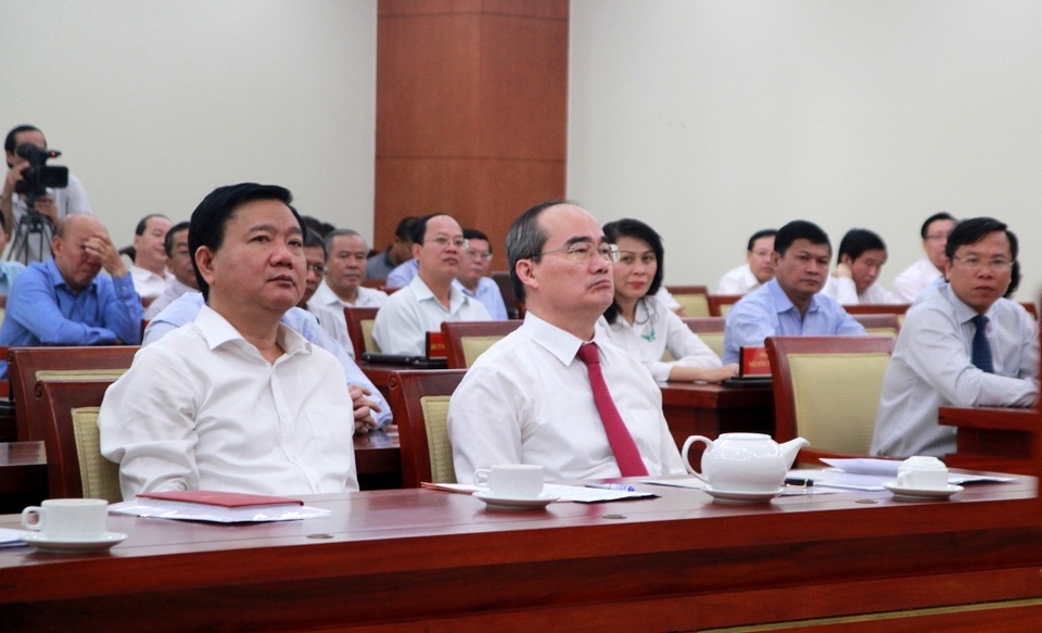 Tân Bí thư Nguyễn Thiện Nhân: Công chức phải biết nghe dân - 3
Ông Nguyễn Thiện Nhân và ông Đinh La Thăng trong buổi nhận quyết định phân công nhiệm vụ mới.