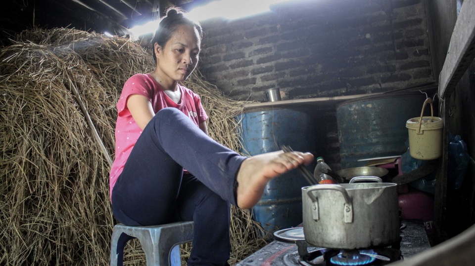 Người mẹ cụt tay chăm con bằng chân khiến bao người rơi lệ - 2 Chị Cậy có thể sử dụng đôi chân làm các việc hàng ngày một cách khéo léo, nhanh nhẹn. Ảnh Toàn Vũ