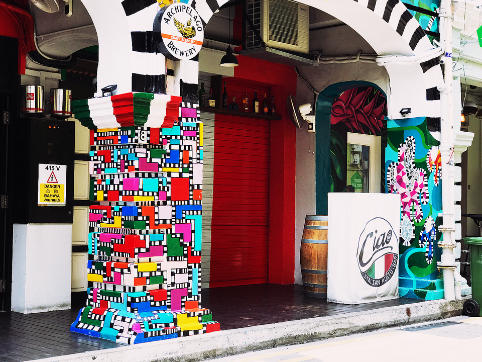 Điều thú vị ở khu phố đầy màu sắc Haji Lane - 5
Cách dễ dàng nhất để đến con phố này là đi tàu điện ngầm, dừng ở bến Bugis, đi bộ thêm tầm 10 phút là tới