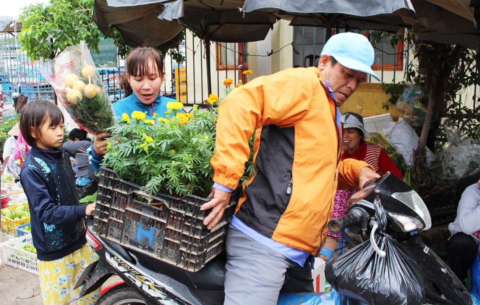 Sắc xuân trên hòn đảo 3.000 dân gần đất liền nhất ở Nha Trang - 8 Bà con trên đảo chở xuân về nhà sớm