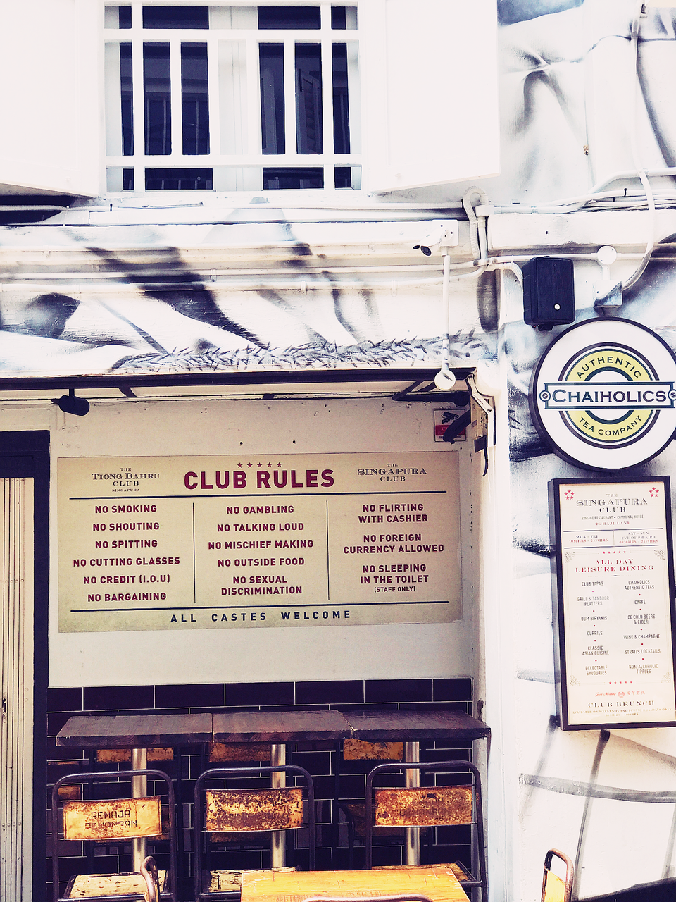 Điều thú vị ở khu phố đầy màu sắc Haji Lane - 10
Khi mỏi chân, hãy ghé vào các quán bar, club nhỏ xinh hay bên đường nhưng đừng quên đọc bảng quy tắc thú vị bên ngoài nhé!