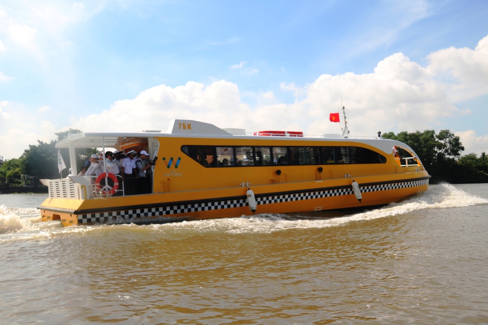 Tuyến buýt sông đầu tiên ở Sài Gòn chính thức hoạt động - 1 Buýt đường sông số 1, tuyến vận tải hành khách công cộng đường thủy đầu tiên ở TPHCM sẽ chính thức hoạt động từ ngày 25/11.