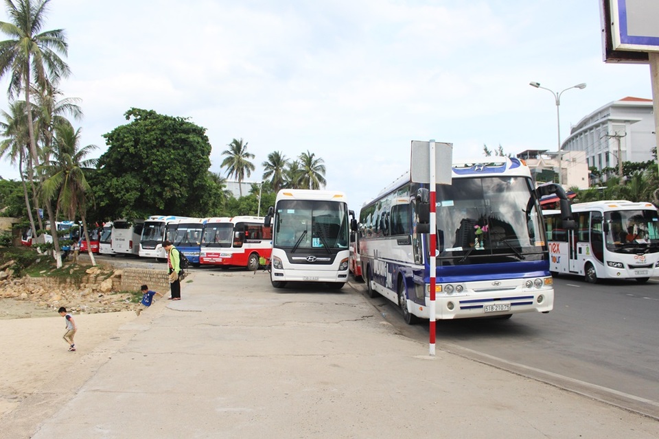 Nha Trang: Khách Trung Quốc tăng đột biến, xe du lịch không bến đỗ - 4 Vào các buổi chiều, xe du lịch cũng đậu đỗ ra đường Phạm Văn Đồng (TP Nha Trang) do bãi xe gần Hòn Chồng quá hạn hẹp, quá tải