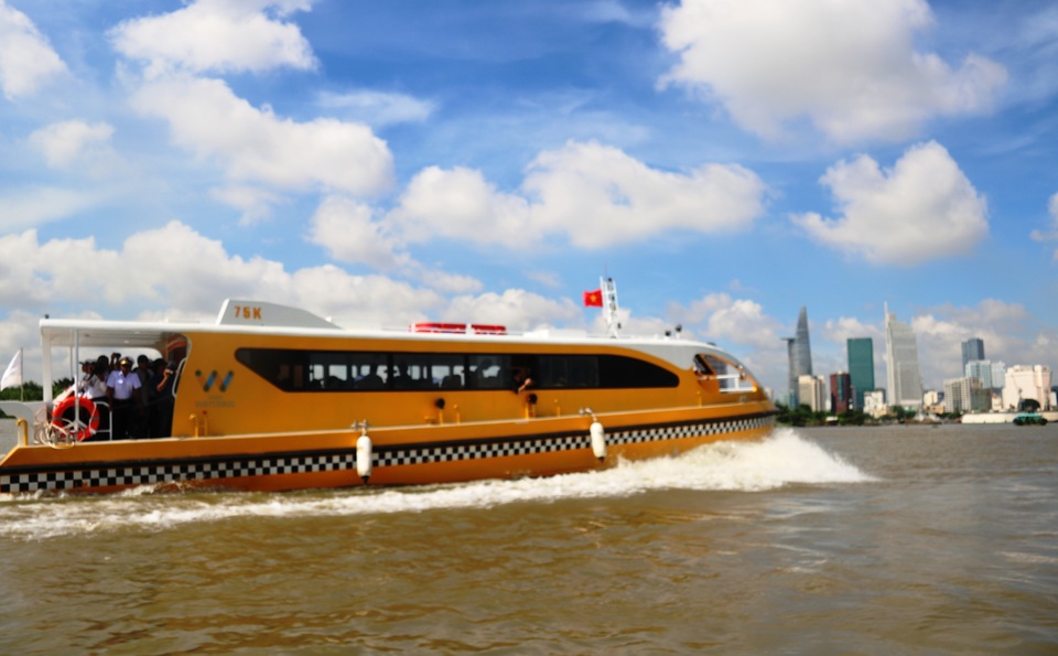Cận cảnh tàu buýt đầu tiên của Sài Gòn vừa hạ thủy - 7 Cận cảnh tàu buýt đầu tiên của Sài Gòn vừa hạ thủy - 7