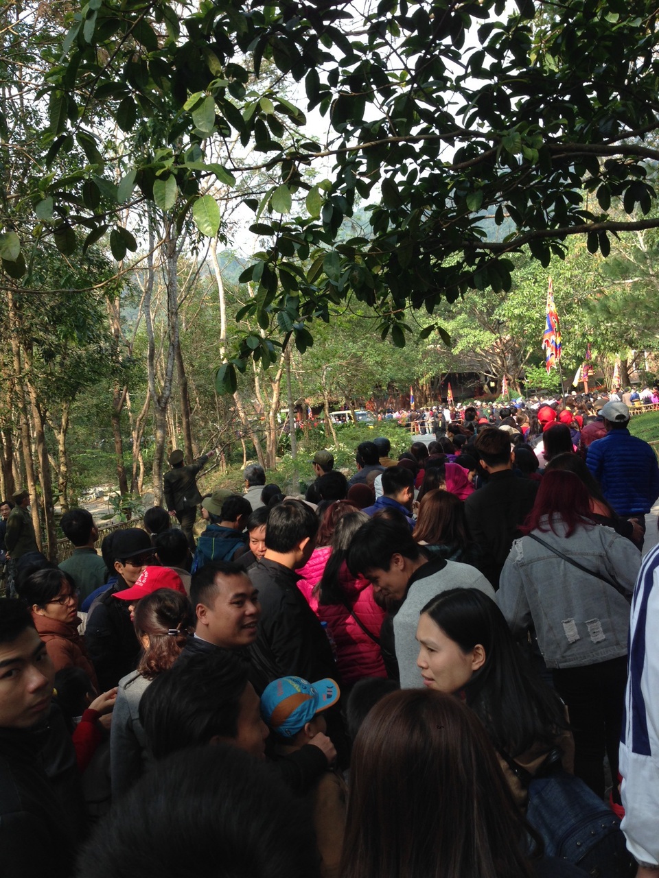 
Mới sáng sớm nhưng dòng người đổ về khu vực nhà ga cáp treo Yên Tử ngày càng đông
