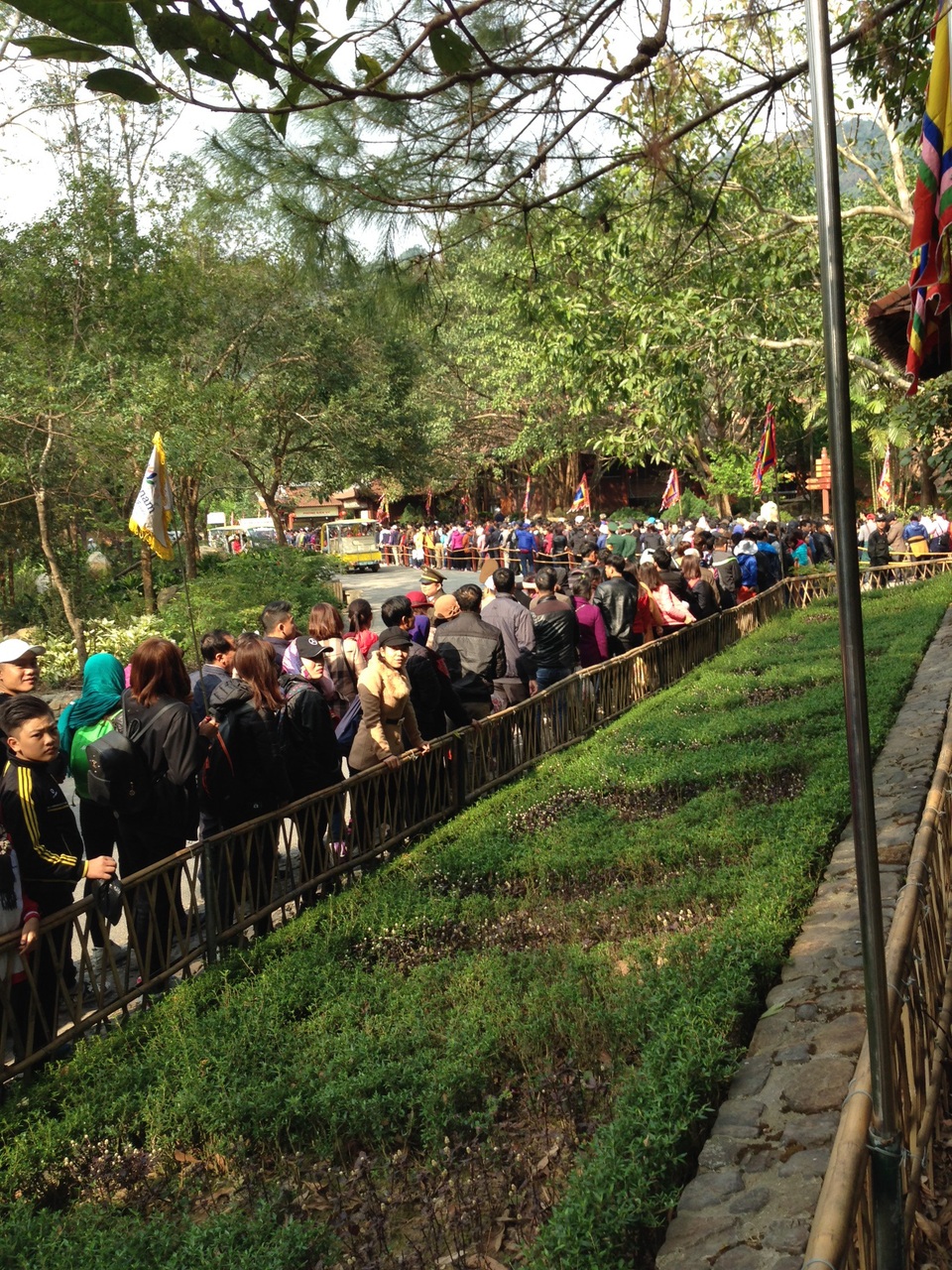 Lượng người tuy đông nhưng tuân thủ việc xếp hàng mua vé tại Yên Tử