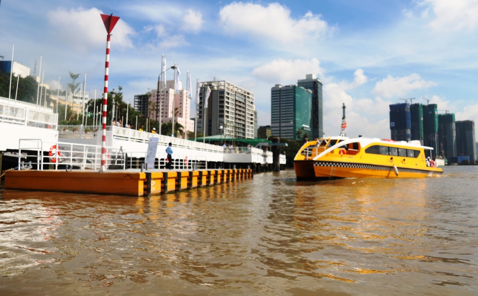 Cận cảnh tàu buýt đầu tiên của Sài Gòn vừa hạ thủy - 9 Sau chuyến hạ thủy kỹ thuật, tàu buýt đã cập bến an toàn tại bến Bạch Đằng, quận 1.