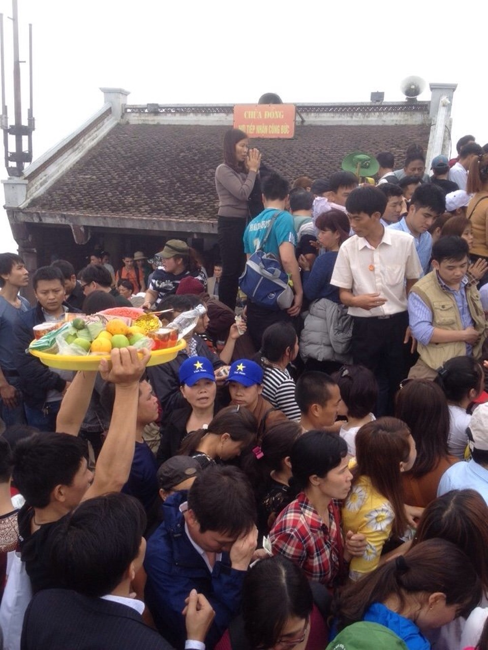 Biển người chen chân lên chùa Đồng