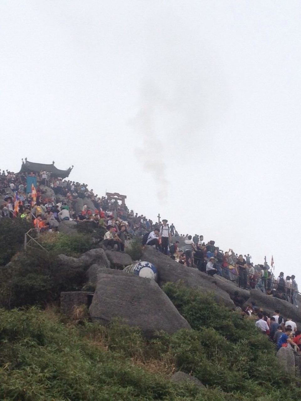 Chua Đồng chật kín người từ mọi lối lên