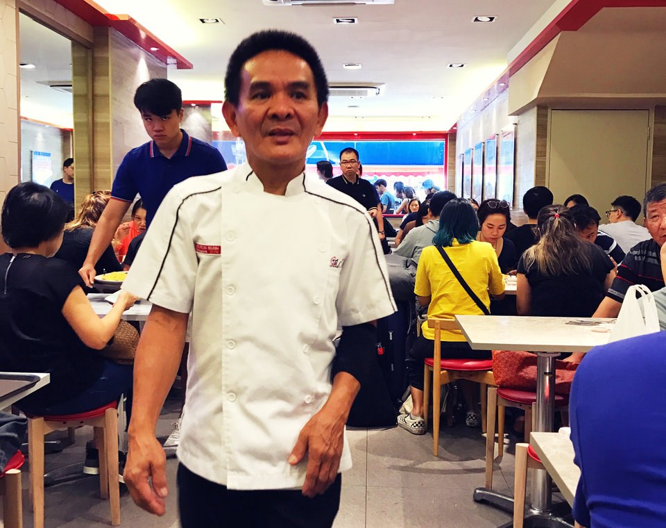 Điều thú vị ở món cơm gà đạt sao Michelin - 2
Chan Hon Meng trong nhà hàng của mình
