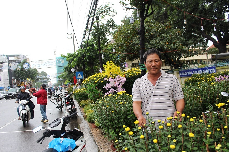Chợ hoa "ế ẩm" vì hứng mưa giáp Tết Đinh Dậu - 3 Chợ hoa "ế ẩm" vì hứng mưa giáp Tết Đinh Dậu - 3