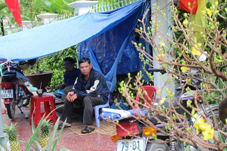 Chợ hoa "ế ẩm" vì hứng mưa giáp Tết Đinh Dậu - 7 Cảnh buồn rầu của thương lái ngày giáp Tết vì hoa Tết ế ẩm
