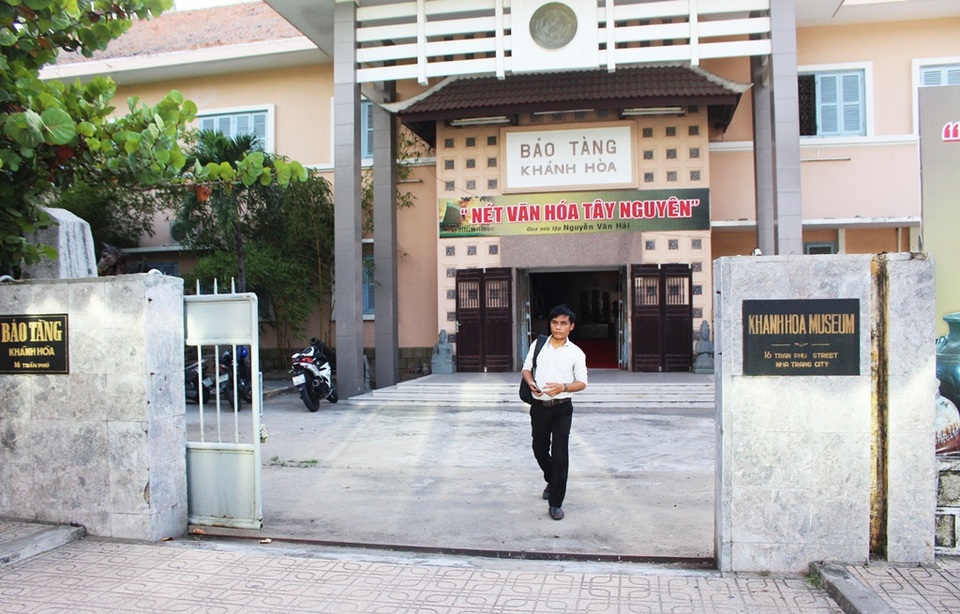 Phố biển đông nghẹt khách, bảo tàng vẫn trầm lắng - 1 Bảo tàng tỉnh Khánh Hòa nằm trên đường Trần Phú (TP Nha Trang) với không gian chật hẹp, không có nơi trưng bày hiện vật