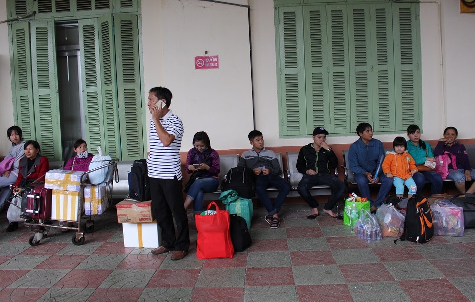 16h20 ngày 25/1, ga Nha Trang nhộn nhịp hành khách đang đợi tàu SE6 từ TP HCM đi Hà Nội. Đây đa phần là những hành khách sinh sống, làm việc tại TP Nha Trang (Khánh Hòa) về quê nhà là các tỉnh duyên hải miền Trung để ăn Tết Nguyên đán Đinh Dậu