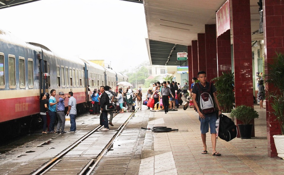 Hành khách tại ga Nha Trang hối hả lên tàu SE6 đi Hà Nội. Những chuyến tàu ra Bắc những ngày giáp Tết Nguyên đán gợi nhiều cảm xúc bởi có những hành khách mỗi năm chỉ về quê một lần vào dịp Tết