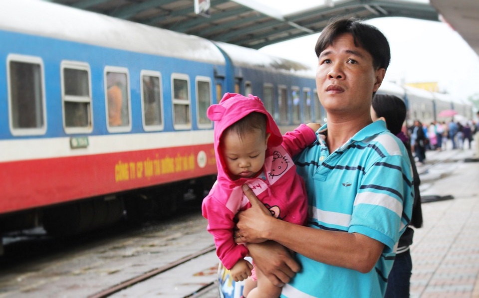 Trong dòng người xô bồ, cha bế con loay hoay tìm toa tàu. Với những hành khách có em bé thì đi tàu là sự lựa hàng đầu khi có những người, quê của họ xa đến hàng trăm km