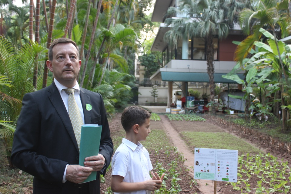 Hành trình phủ xanh Đại sứ quán Pháp tại Việt Nam - 7 Đại sứ Lortholary giới thiệu vườn rau với diện tích khoảng 50m2 trong khuôn viên Đại sứ quán Pháp tại Việt Nam (Ảnh: Thành Đạt)