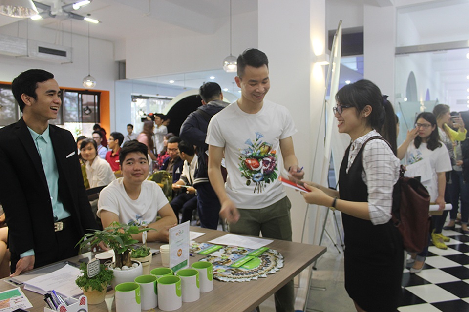 Cơ hội khởi nghiệp và việc làm cho sinh viên đang rộng mở - 2 Các bạn sinh viên có cơ hội trực tiếp tìm hiểu về các doanh nghiệp uy tín trong nước