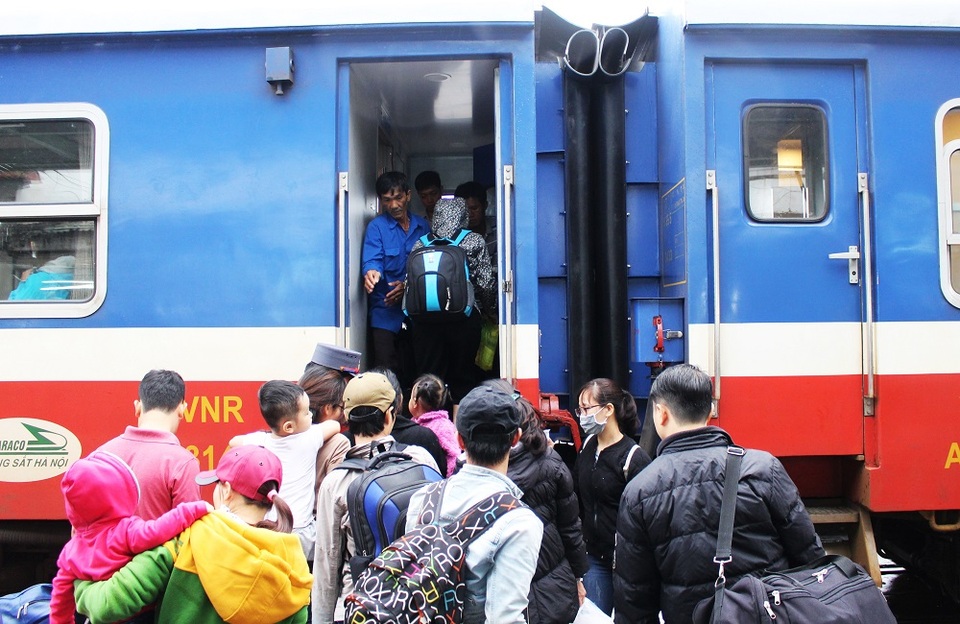 Ngày 25/1 là ngày làm việc cuối cùng theo lịch nghỉ Tết Nguyên đán nên lượng khách về quê nhộn nhịp, huyên náo. Khánh Hòa là một trong những tỉnh phát triển năng động ở duyên hải Nam Trung Bộ nên có rất đông người dân các tỉnh bạn phía Bắc đổ về đây làm việc, sinh sống