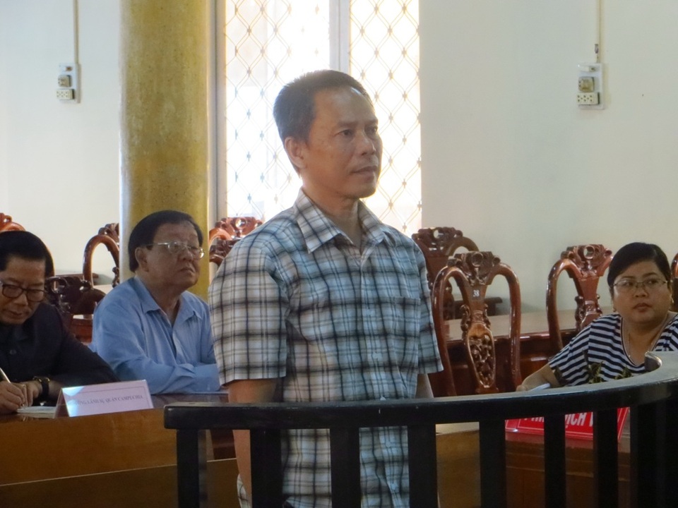 Vận chuyển 18kg vàng, nguyên thiếu tá công an Campuchia lãnh 6 năm tù - 2 Bị cáo Rim Ri Linh bị phạt 6 năm tù về hành vi vận chuyển hàng hóa trái phép qua biên giới (ảnh Lê Tùng)
