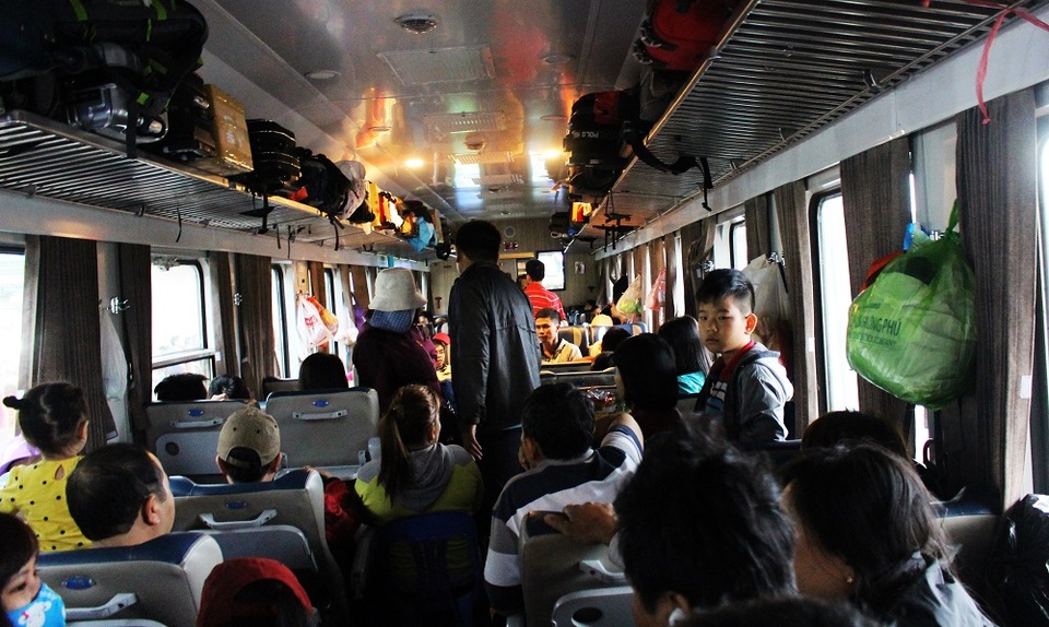 Các toa tàu kín chỗ ngồi và một số hành khách ngồi ghế phụ ở giữa lối đi. Những chuyến tàu Tết là nơi người ta dễ tìm thấy đồng hương, đồng chí, đồng môn... vì nhiều người trong số họ làm ăn xa cùng một địa phương, lên tàu ở cùng một giờ và dừng chân ở cùng một địa điểm