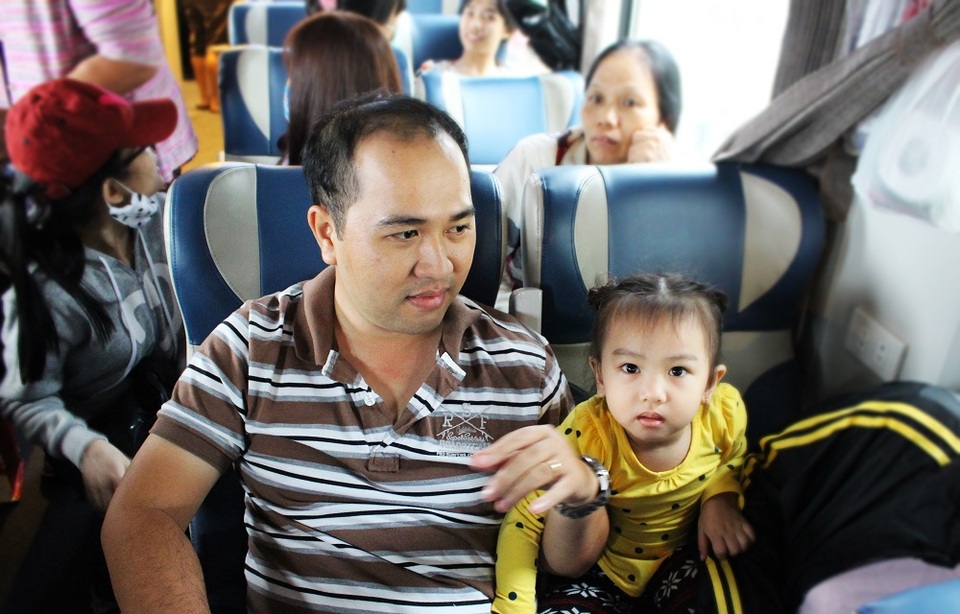 Cha và con trên chuyến tàu từ TP HCM đi Hà Nội về quê ăn Tết