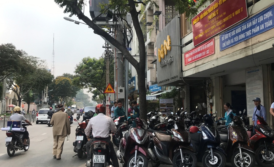 Xe biển xanh, xe máy “nuốt gọn” vỉa hè - 2
Toàn bộ vỉa hè trước trụ sở UBND phường 17, quận Bình Thạnh trên đường Xô Viết Nghệ Tĩnh bị cơ quan này chiếm dụng để đậu xe.