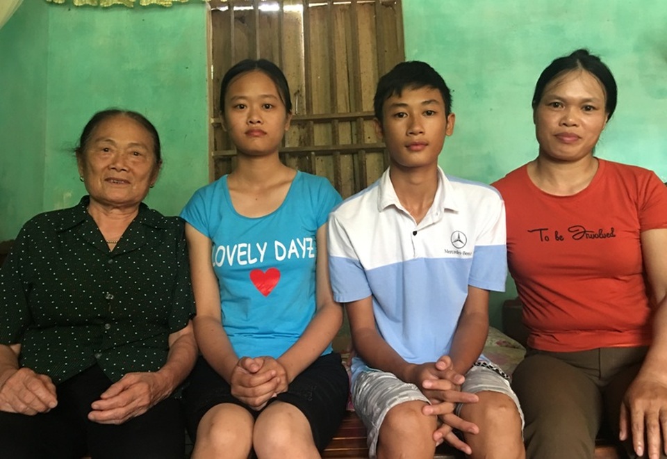 Nữ sinh mồ côi đạt 29,3 điểm khối A tranh thủ làm thêm kiếm tiền nhập học - 4 Bà nội vui mừng khi cô cháu gái của mình học giỏi và đạt điểm cao trong kỳ thi vừa qua