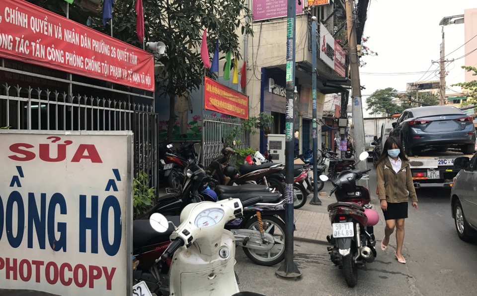 Xe biển xanh, xe máy “nuốt gọn” vỉa hè - 7 Xe biển xanh, xe máy “nuốt gọn” vỉa hè - 7