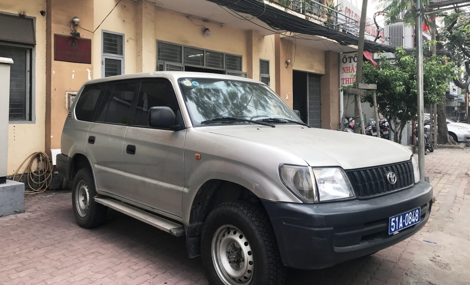 Xe biển xanh, xe máy “nuốt gọn” vỉa hè - 9
Xe biển xanh đậu trọn vỉa hè trước trụ sở Công an phường 15, quận Bình Thạnh trên đường Đinh Bộ Lĩnh.