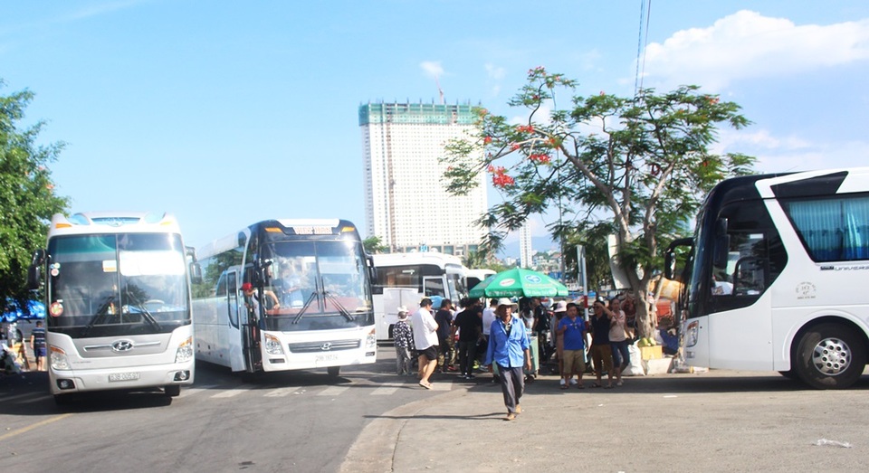 Nha Trang: Khách Trung Quốc tăng đột biến, xe du lịch không bến đỗ - 2 Xe du lịch hỗn loạn vì không có nơi đậu ở trước tháp bà Ponagar Nha Trang