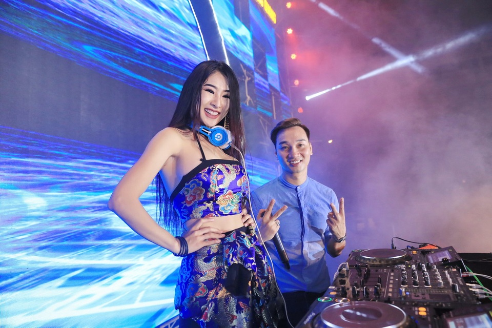 DJ Oxy xinh đẹp “cháy” hết mình trong nhạc hội - 1 DJ Oxy xinh đẹp “cháy” hết mình trong nhạc hội - 1