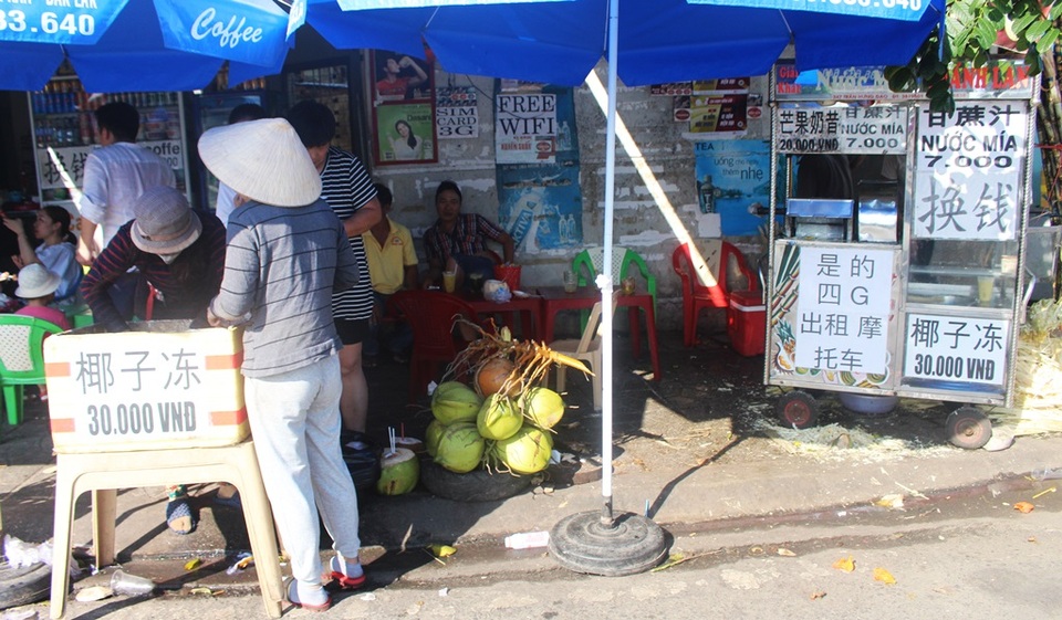 Nha Trang: Khách Trung Quốc tăng đột biến, xe du lịch không bến đỗ - 5 Dịch vụ vỉa hè ở gần bãi đỗ xe dưới chân tháp bà Ponagar Nha Trang hốt bạc sau khi khách Trung Quốc tăng đột biến