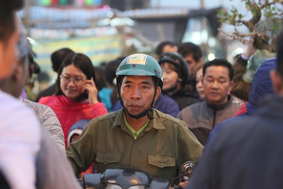Biển người đổ về chợ Viềng trước giờ khai hội - 4
Du khách thập phương đổ dồn về cùng thời điểm khiến giao thông các ngả đường ùn tắc cục bộ.