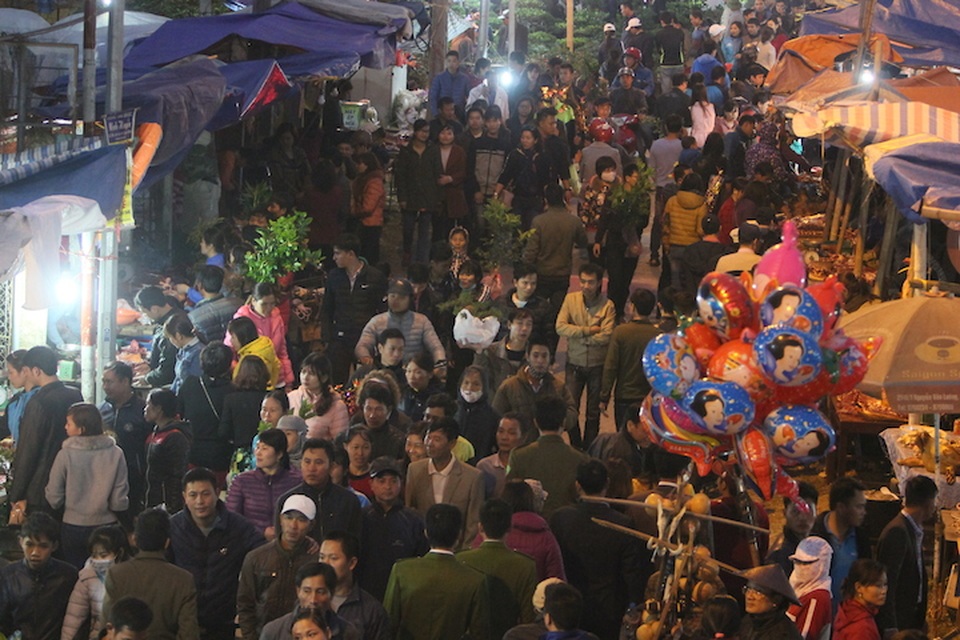 Biển người đổ về chợ Viềng trước giờ khai hội - 1
Đến hẹn lại lên, cứ vào mồng 7 tháng Giêng âm lịch hàng năm, người dân và du khách khắp nơi kéo nhau về phiên chợ Viềng “độc nhất vô nhị” mở duy nhất một lần trong năm.