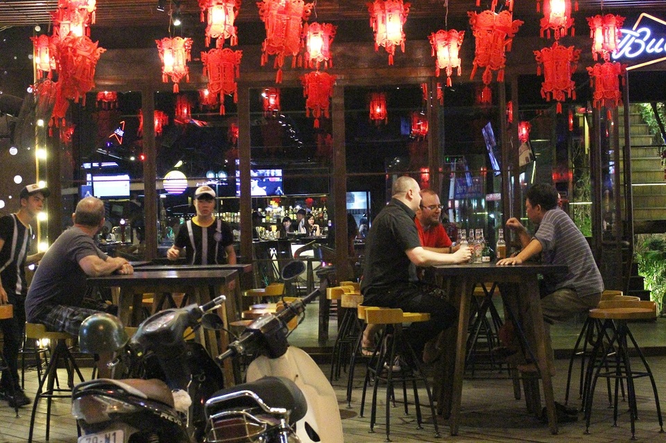 Nha Trang: Du khách nước ngoài hân hoan ra đường đón năm mới Đinh Dậu - 3 Một số du khách khác thì tranh thủ vào bar chuyện trò, ngắm phố phường Nha Trang đêm cuối cùng năm cũ