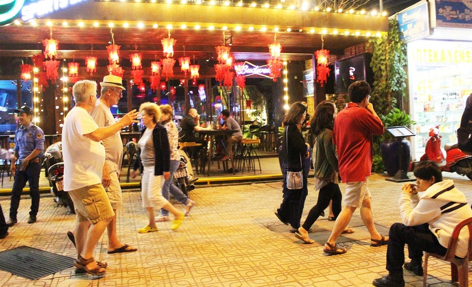 Nha Trang: Du khách nước ngoài hân hoan ra đường đón năm mới Đinh Dậu - 4 Du khách nước ngoài tản bộ trên đường Trần Phú, Nha Trang
